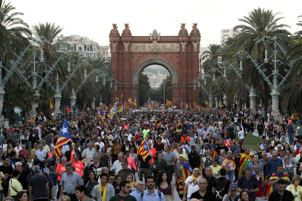 Milers de persones reivindiquen el mandat de l''1 d''octubre al centre de Barcelona