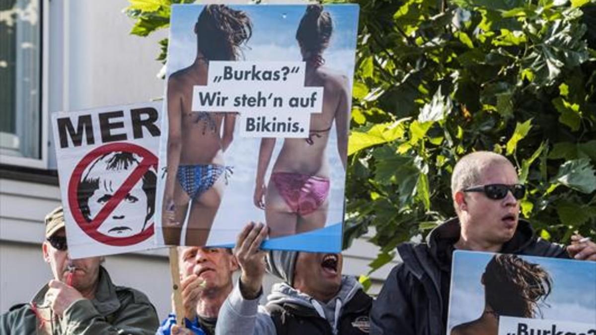 Radicales 8Seguidores del AfD exhiben pancartas contra Angela Merkel y el islam en Ostseebad Bliz, al norte del país, el sábado pasado.