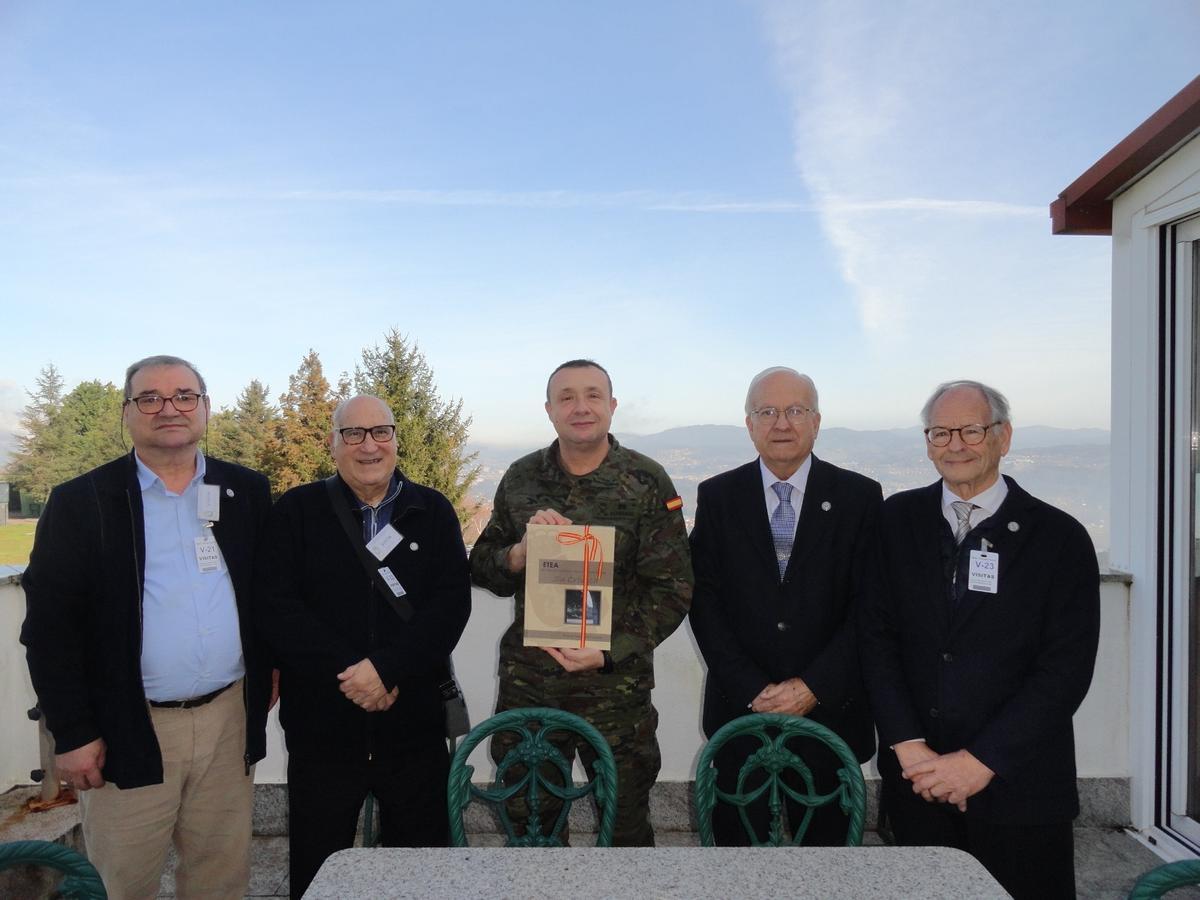 Responsables de Marinetea con el general González Alvarado, en la ETEA