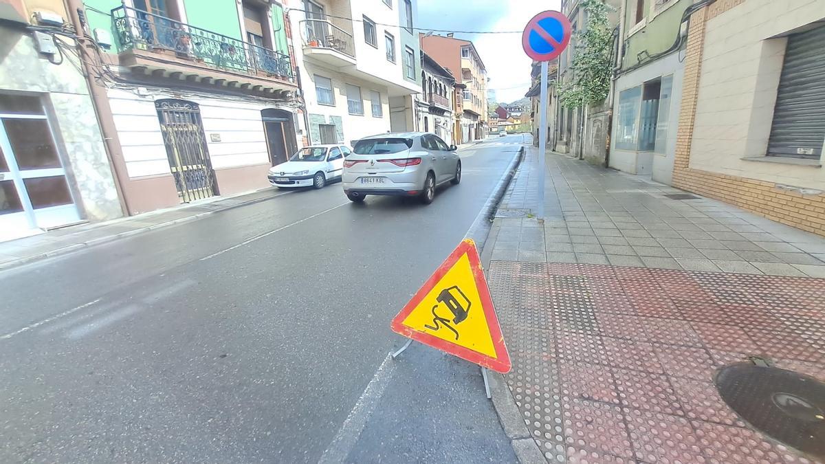Una señal advirtiendo del riesgo de deslizamiento en la zona afectada por el vertido.
