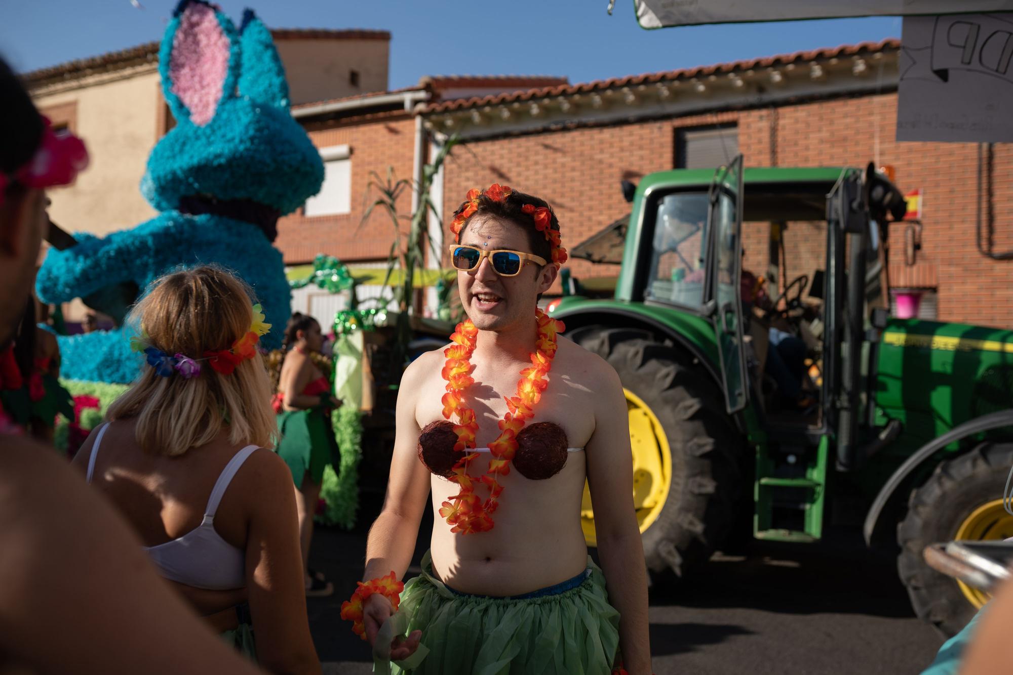 GALERIA | Coreses abre sus fiestas con las reinas y las carrozas