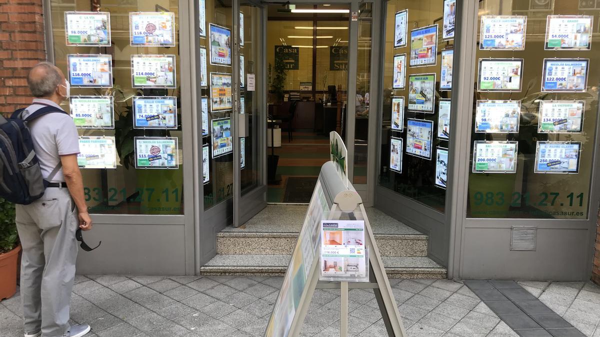 Un hombre observa los carteles de una inmobiliaria.