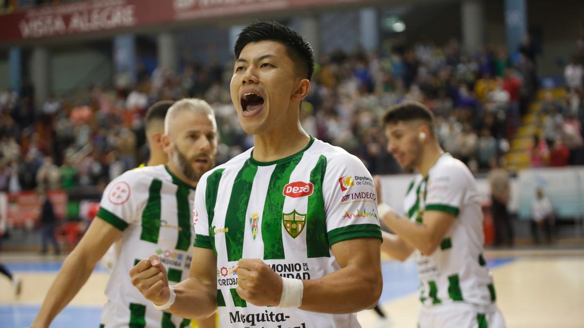 El japonés Kazuya Shimizu celebra un gol en el Palacio Vista Alegre.