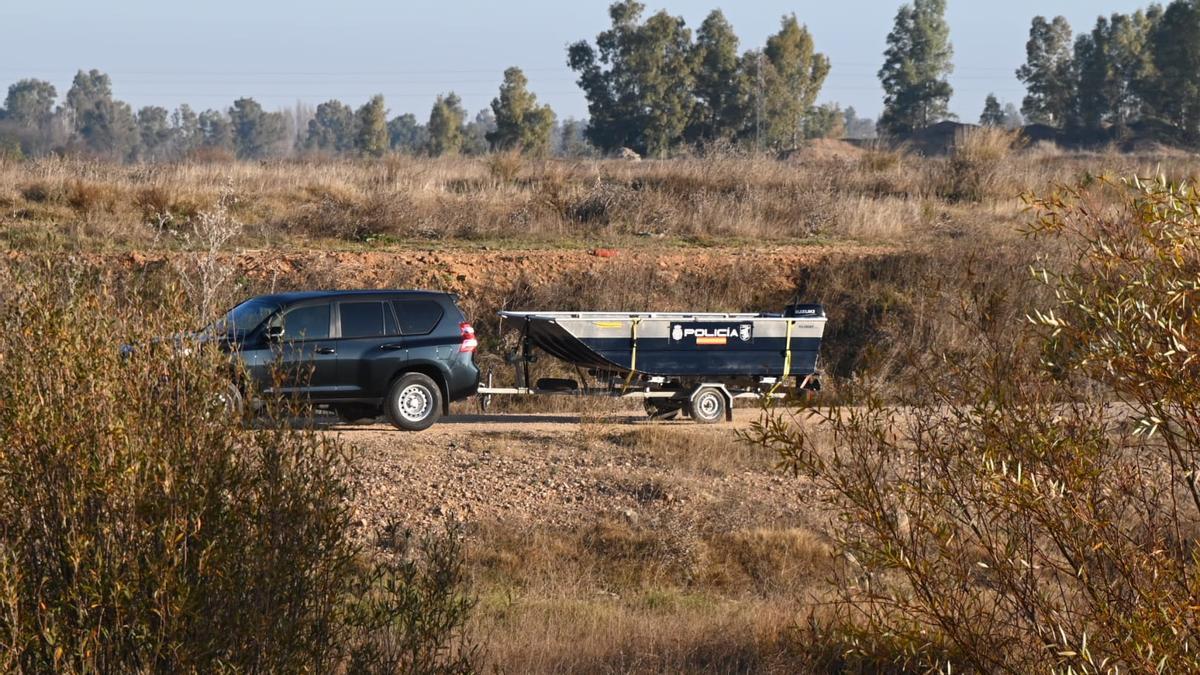 El vehículo policial con la embarcación accediendo al entorno