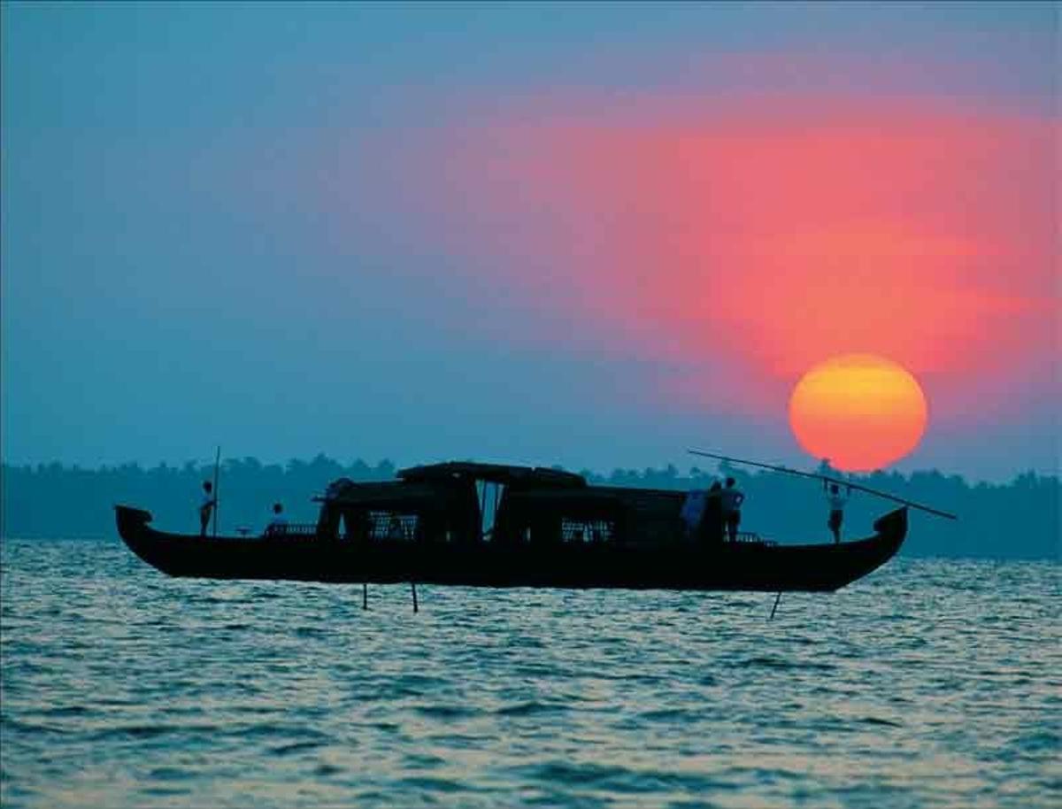 Crucero durante la puesta de sol en el Lago Vembanad.