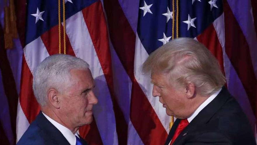 Trump estrecha la mano de Pence tras la victoria electoral.