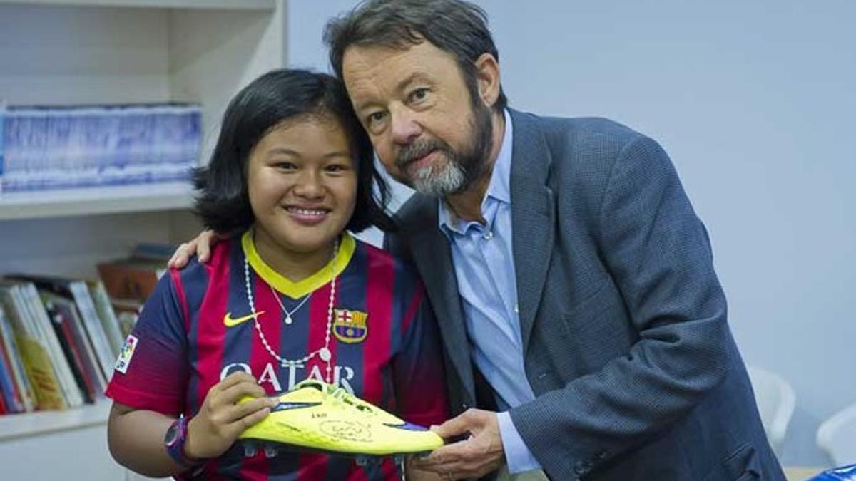 Leanna, la joven filipina, con la bota de Neymar