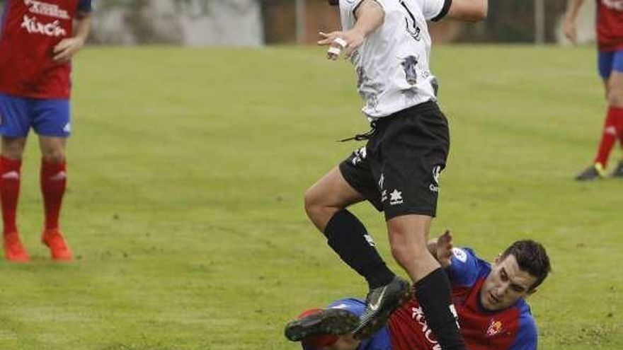 Viesca disputa el balón ante un jugador del Ceares.