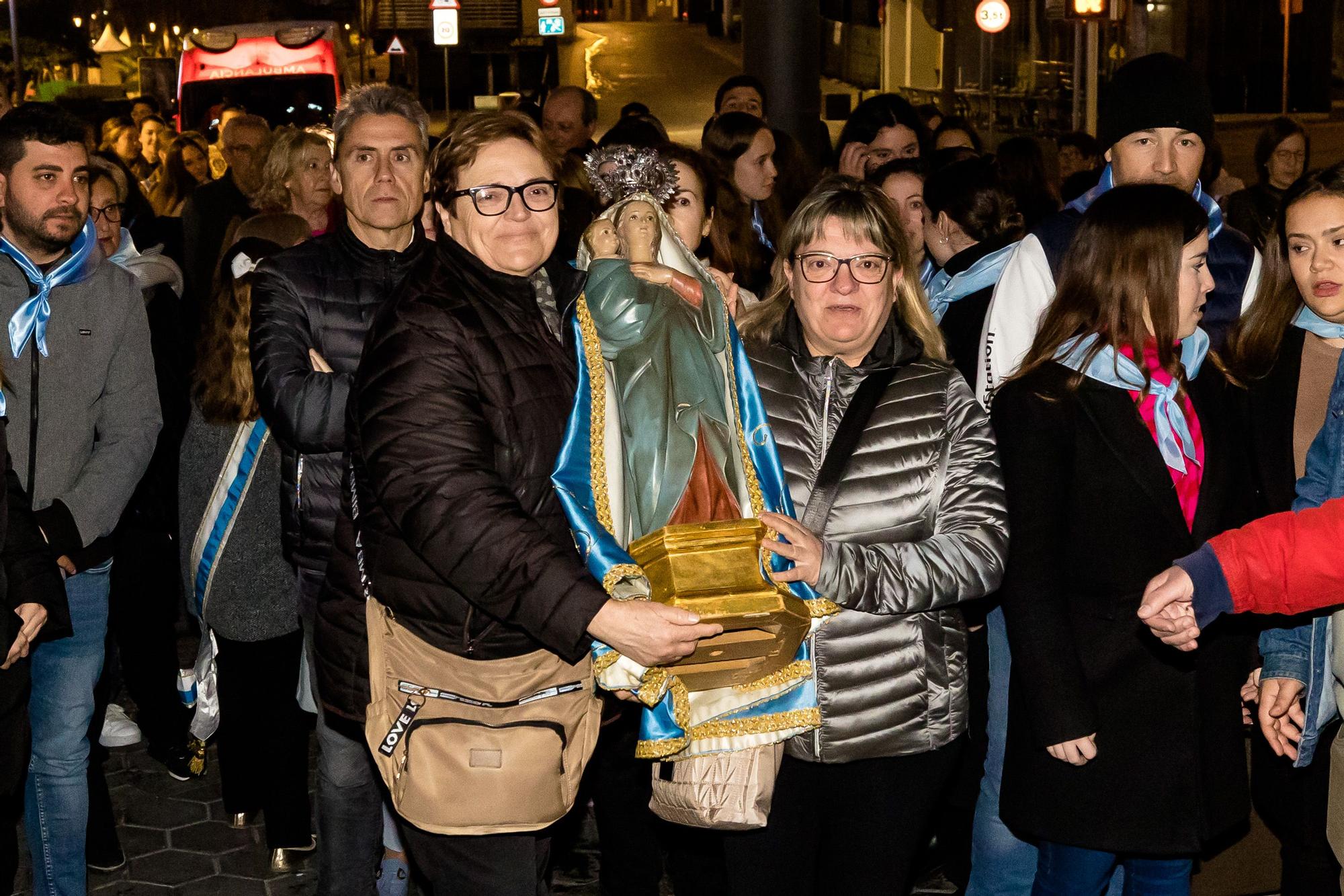 Devoción en Benidorm en la procesión de L'Alba