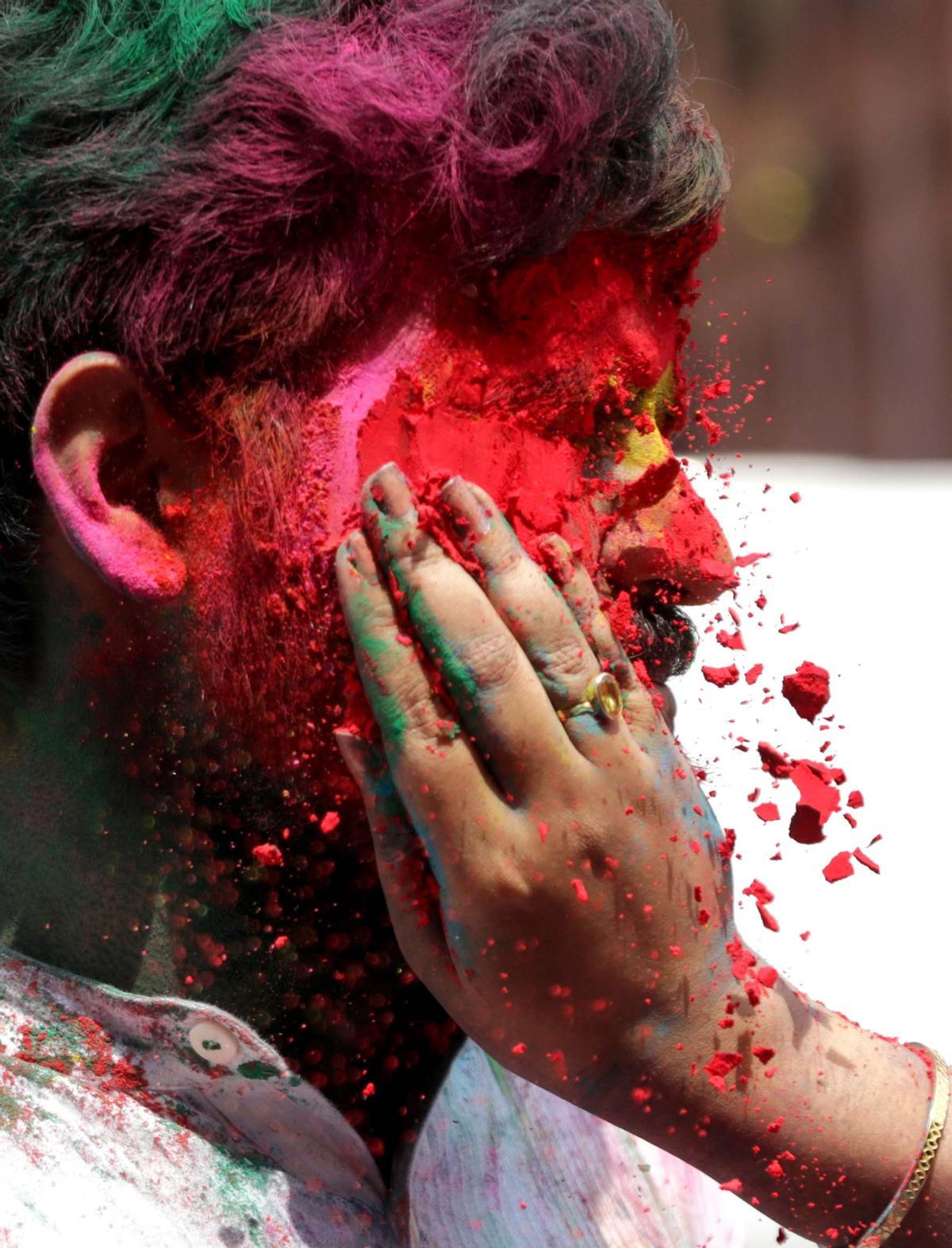 Celebraciones del Holi en el templo Kalupur Swaminarayan , India.