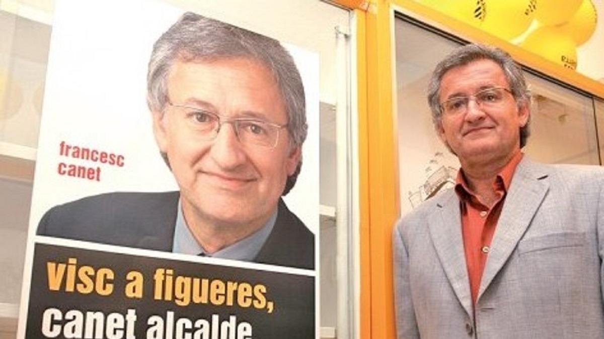 Francesc Canet amb el cartell electoral de la campanya del 2007 amb l'error «Visc a Figueres».