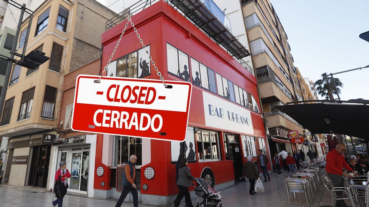 Adiós a uno de los establecimientos más conocidos de Castelló por su peculiar forma.