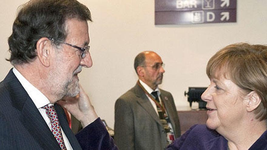 Merkel se interesa por Rajoy en Bruselas.