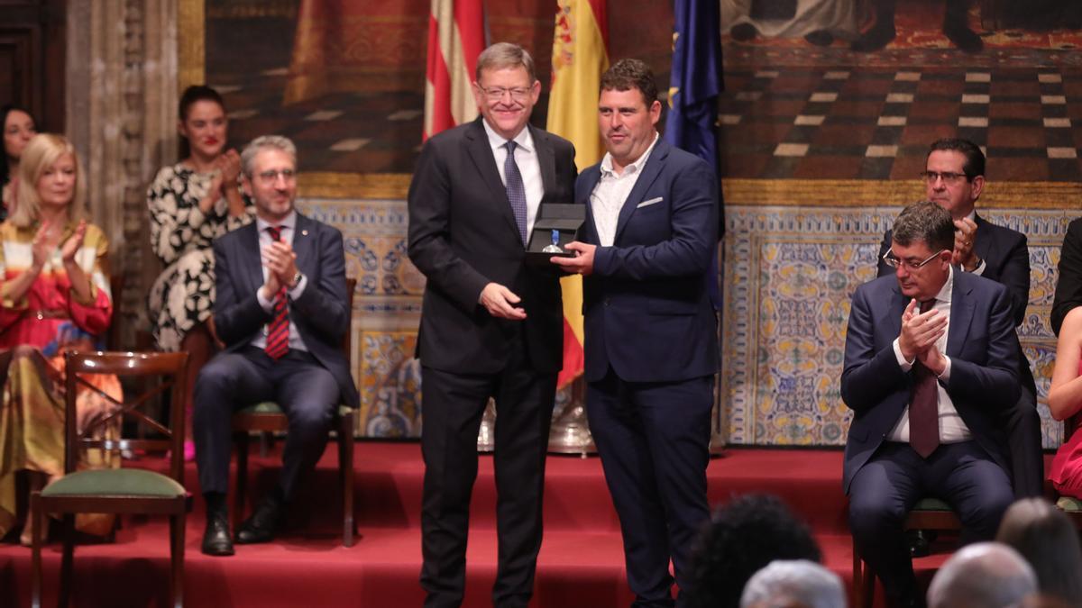 David Carot recibe el galardón de manos del president Ximo Puig.