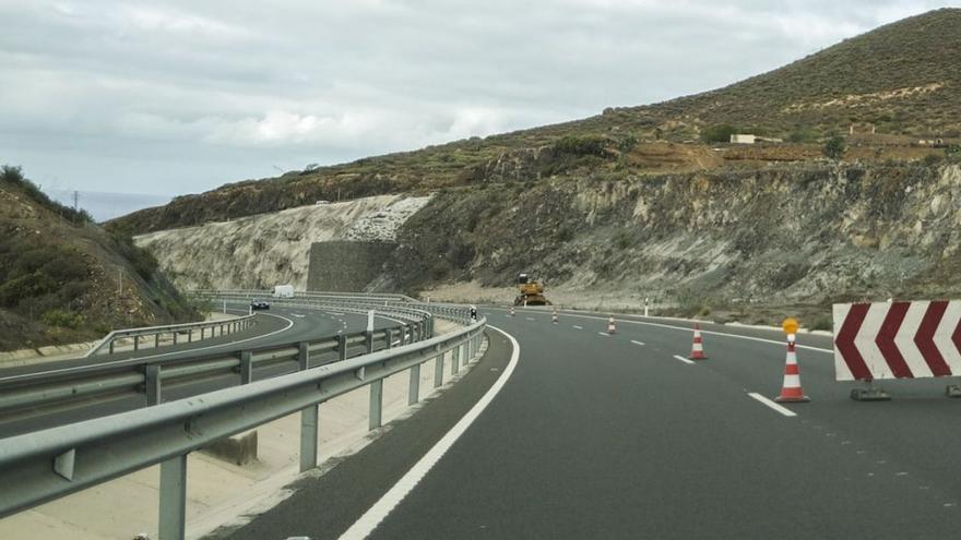 Corte del carril derecho de la GC-3 en Arucas, ayer. | |