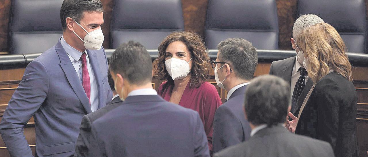 Pedro Sánchez junto a María Jesús Montero y varios diputados tras un debate en el Congreso.