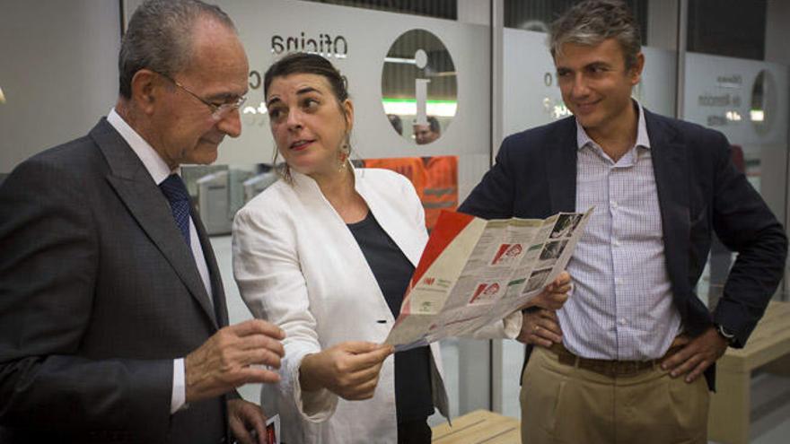 La consejera de Fomento y Vivienda de la Junta de Andalucía, Elena Cortés, junto al alcalde de Málaga, Francisco de la Torre (i) y el director general de Metro Málaga, Fernando Lozano (d), durante la visita realizada al metro malagueño.