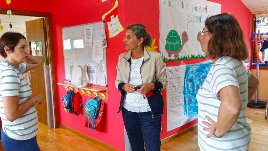 La alcaldesa, en el centro, durante su visita a las instalaciones.