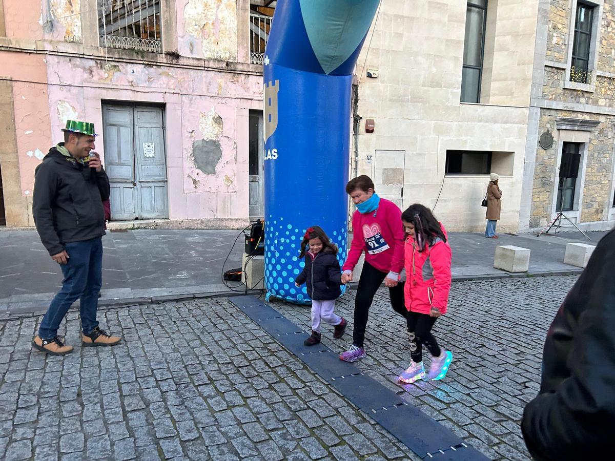 Nieves Rodríguez cruza la línea acompañada de sus pequeñas seguidoras.