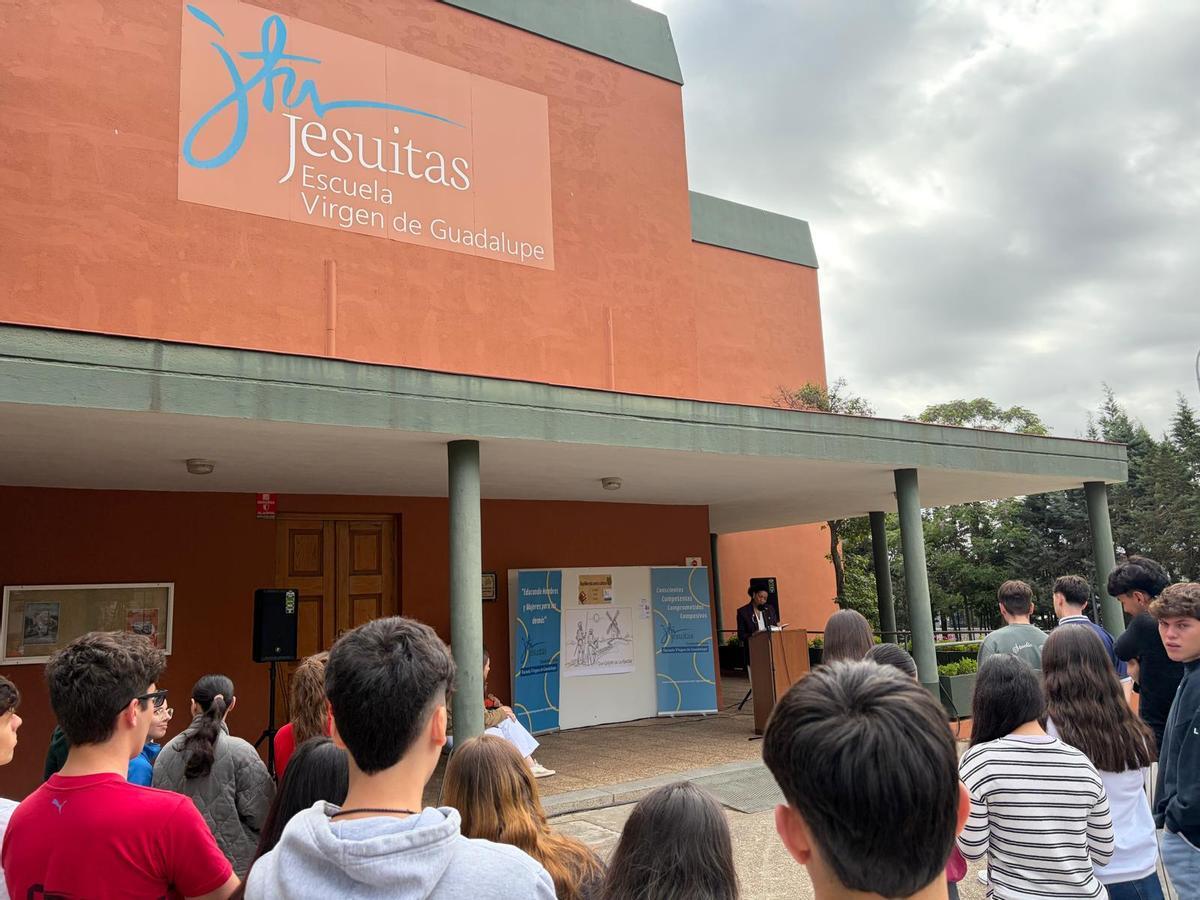 Alumnos disfrutan del acto 'Bachillerato con la cultura' en la Escuela Virgen de Guadalupe.