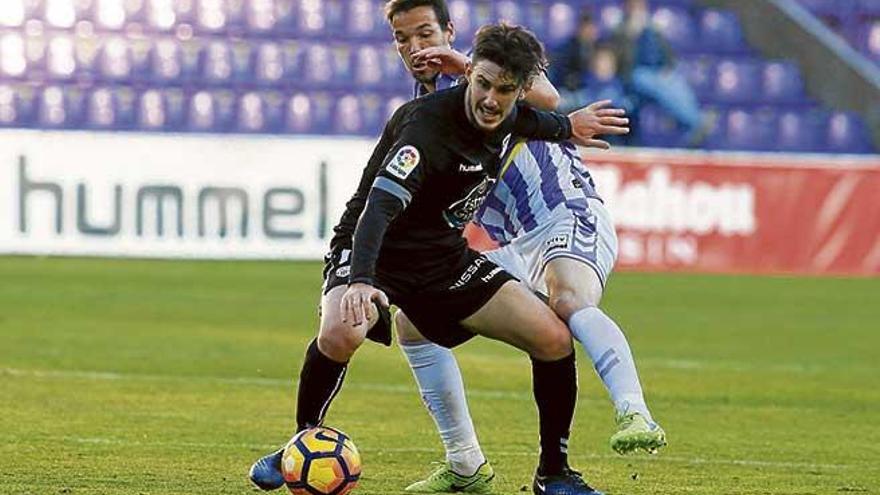 Damià Sabater protege el balón en el partido disputado con el Lugo en Valladolid.