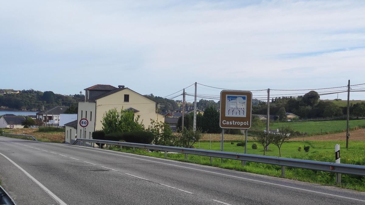 A la derecha de la carretera N-640 se ubica la zona de la promoción.