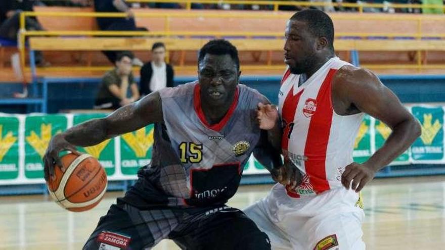 Senghor trata de avanzar con el balón pese al a presión de un rival.