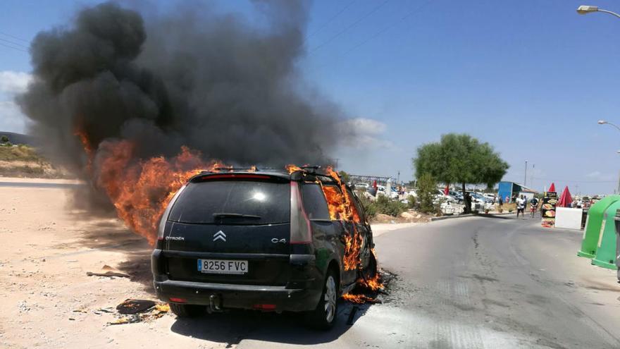 Arde un vehículo en Orihuela Costa