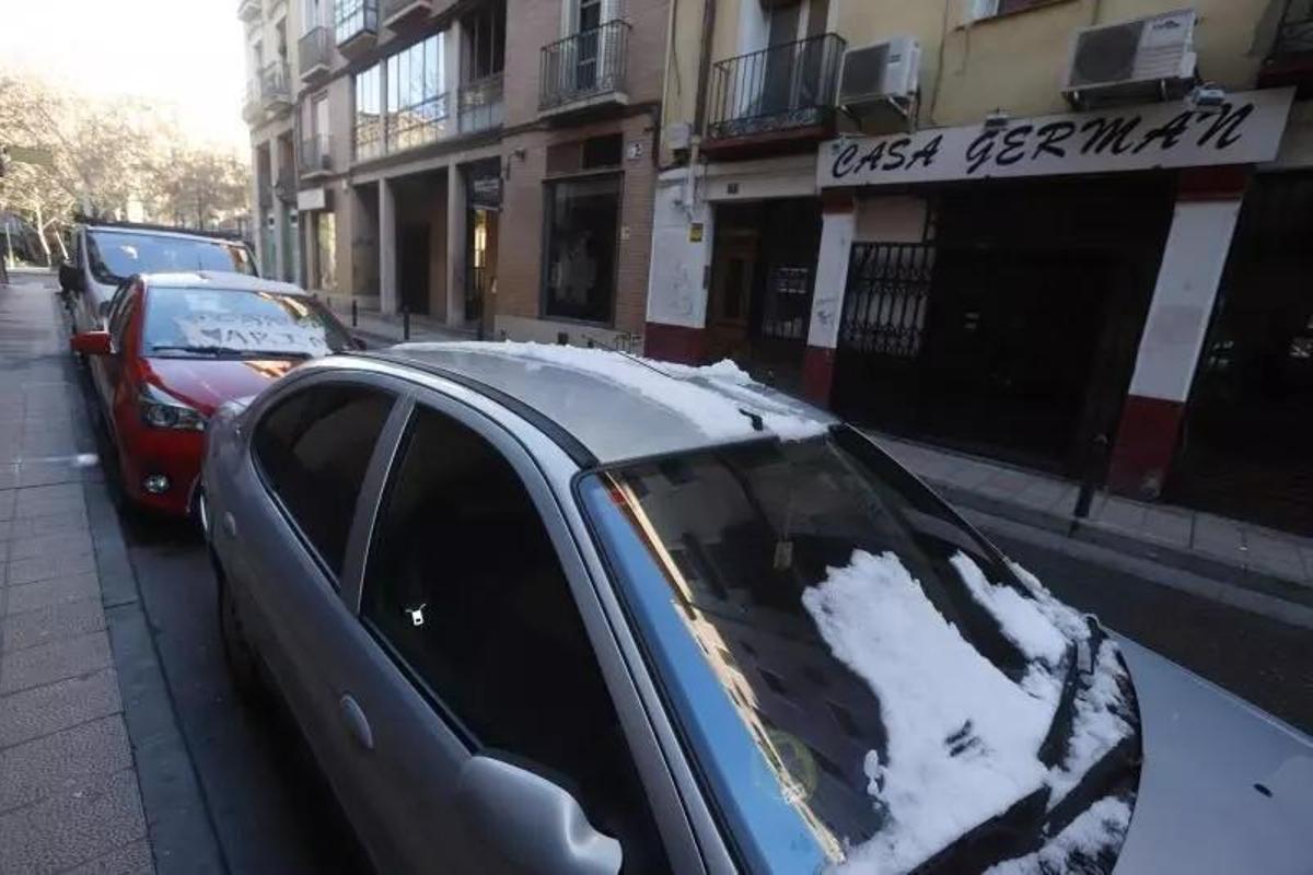 Coche con nieve en el parabrisas.