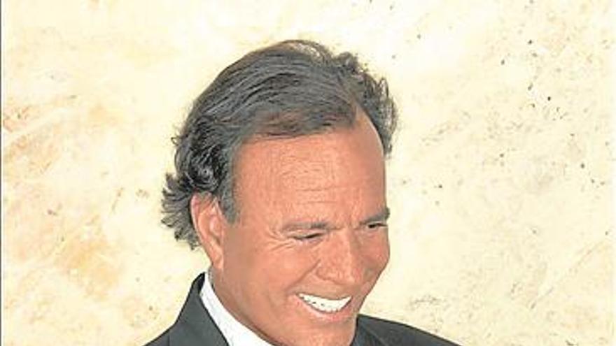 Aplazado el juicio a Julio Iglesias