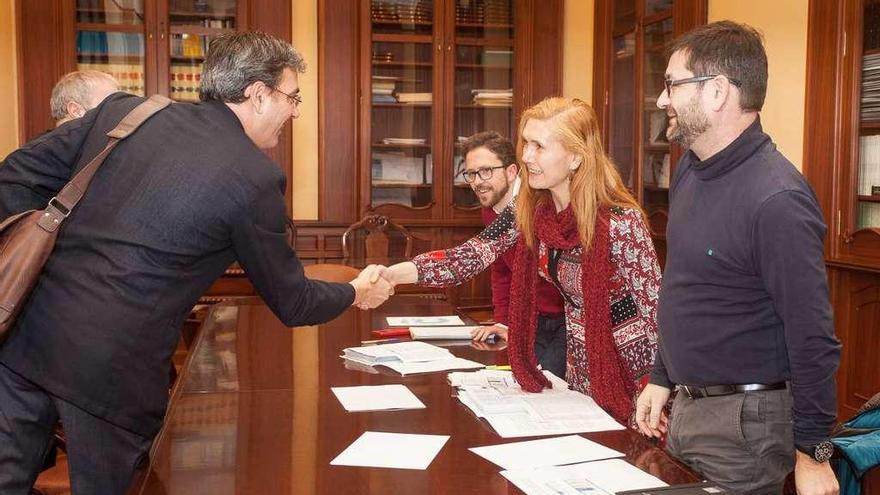 El portavoz del PSOE, José Manuel García, saluda a la concejal de Facenda, Eugenia Vieito, antes de una reunión.