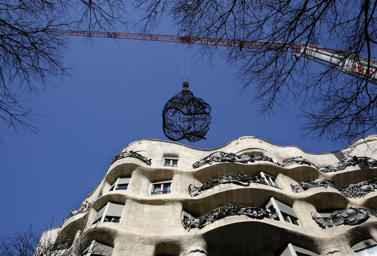 Una escultura de Jaume Plensa corona La Pedrera