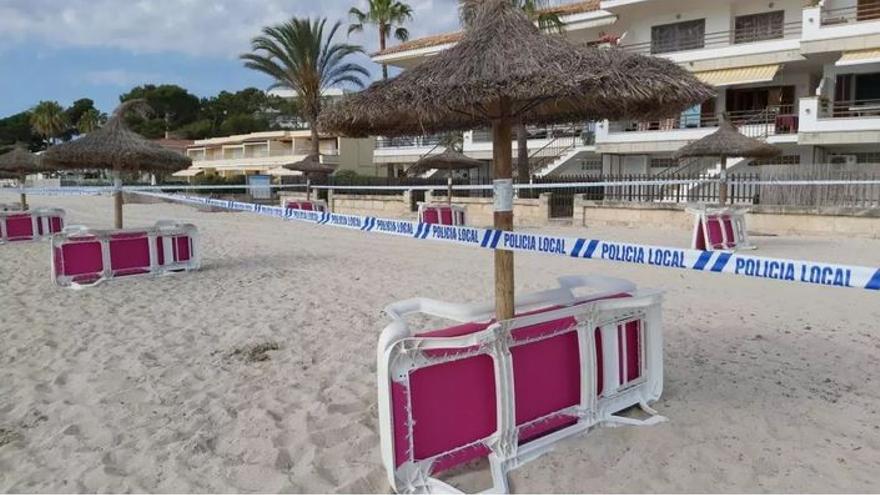 Strandliegen in der Bucht von Alcúdia auf Mallorca.