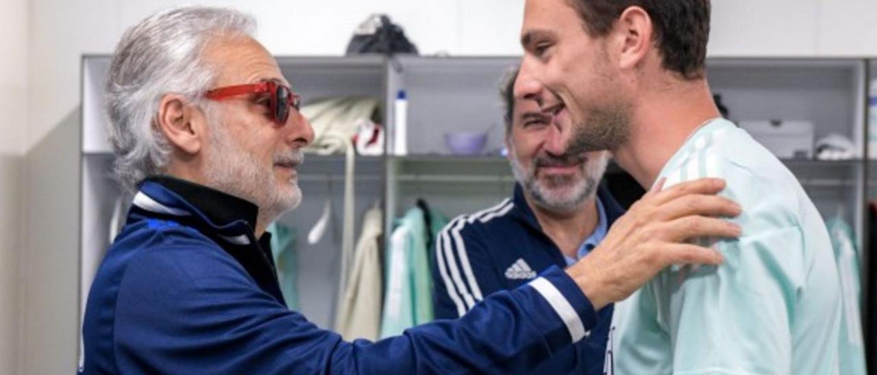 Jesús Martínez y Borja Sánchez en los vestuarios del Carlos Tartiere antes de un partido de la temporada pasada. | R. O.