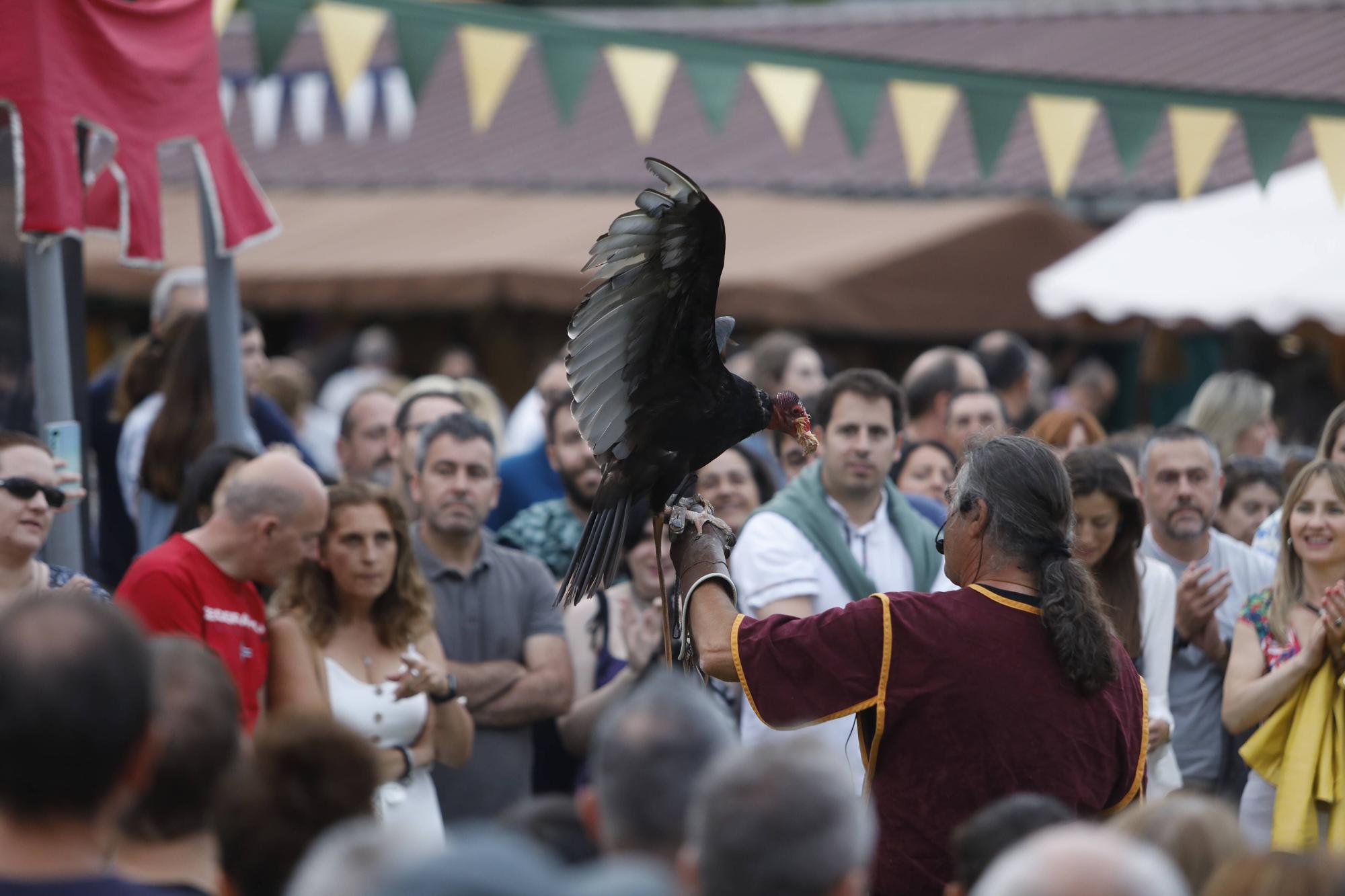 Exconxuraos hasta la bandera: espectacular noche en Llanera, con la gran cena medieval y la fiesta del fuego