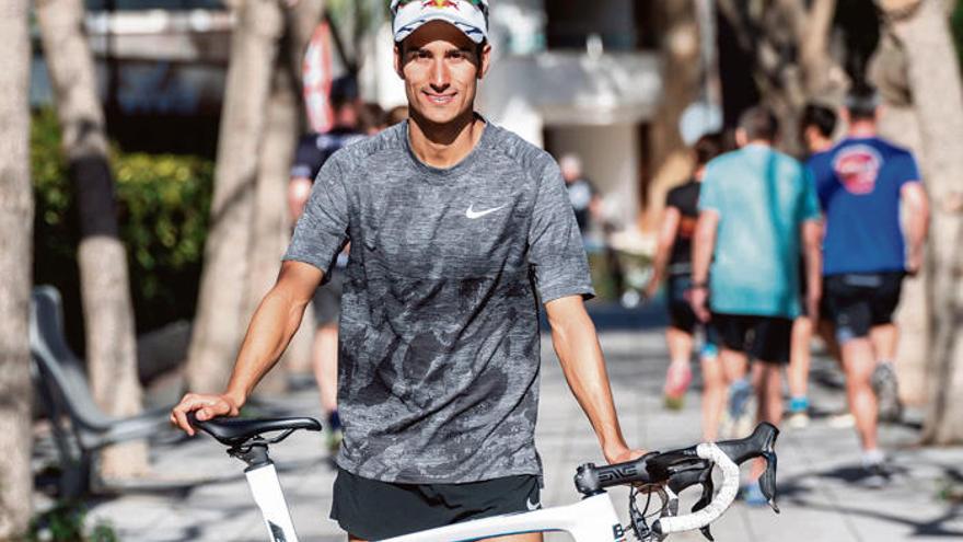 Mario Mola en diversos momentos del entrenamiento en Muro, en la piscina, en el gimnasio, en bicicleta y corriendo.