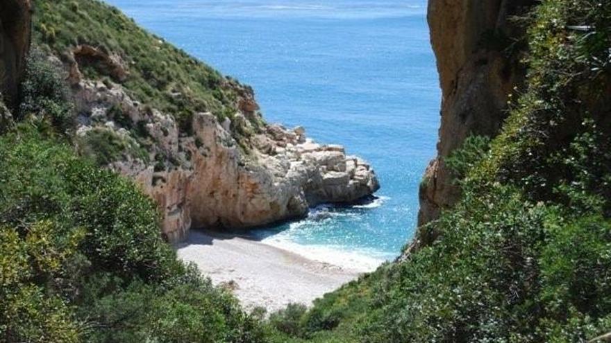 Cala dels Testos, al litoral del Poble Nou de Benitatxell.