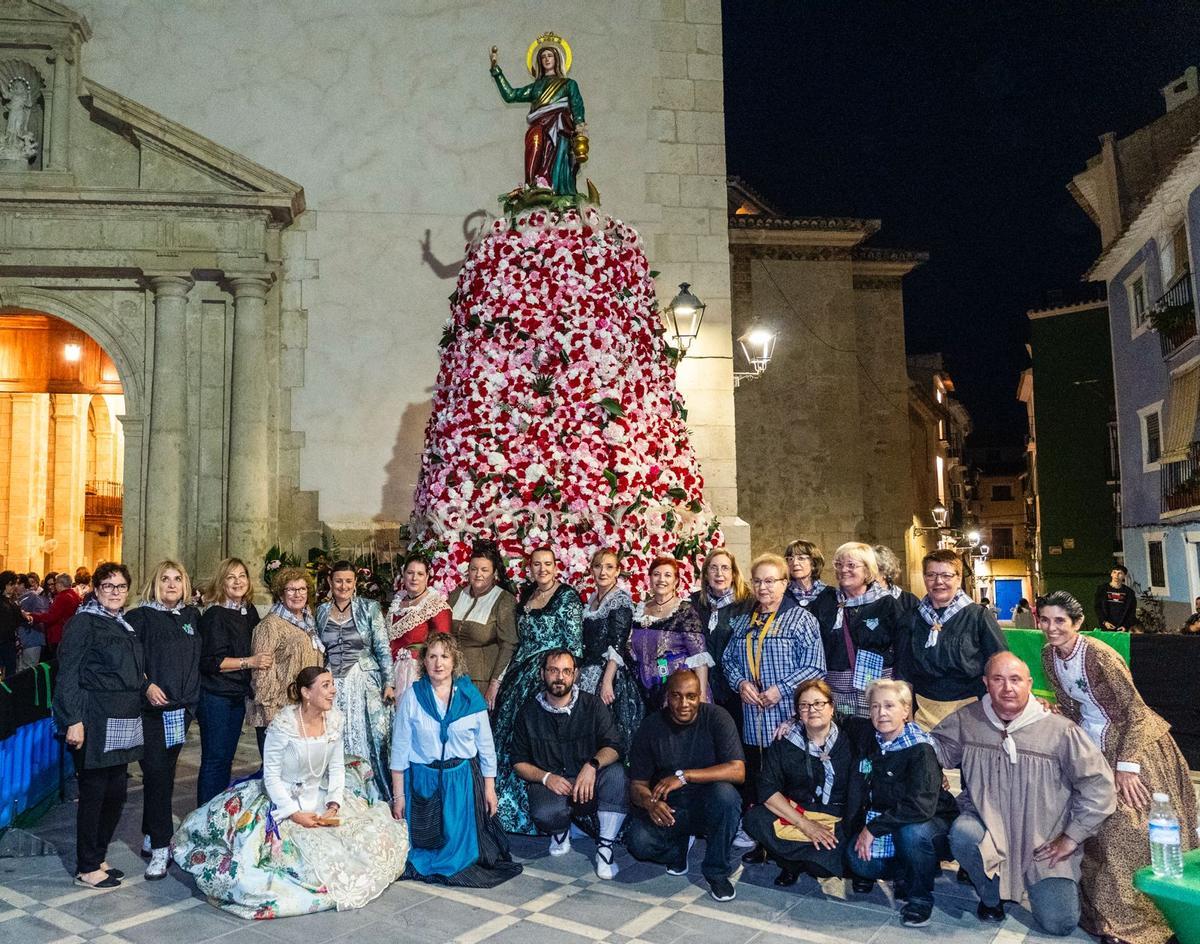 Más de 4000 personas participan en la Ofrenda Floral a la patrona con la que La Vila celebra el milagro de las Lágrimas de Santa Marta el 8 de mayo de 1653