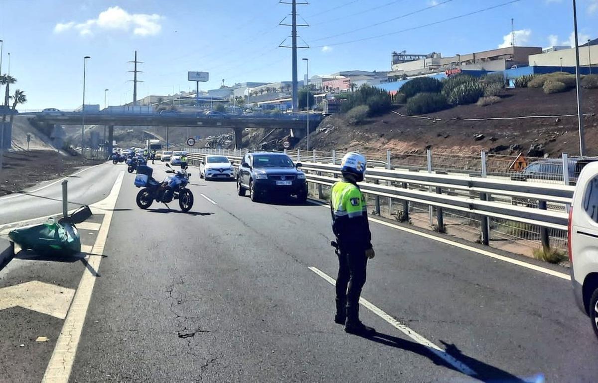 Agentes de la Policía Local de Santa Cruz regulan el tráfico en la autopista tras el accidente.