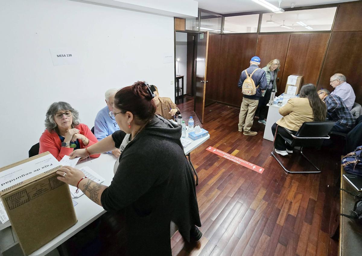 Vigo (C.López de Neira). Votaciones en el Consulado de Argentina por las elecciones legislativas en Argentina