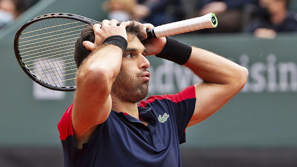 Pablo Andújar se lleva las manos a la cabeza tras ganar ayer a Roger Federer en Ginebra.  | REUTERS