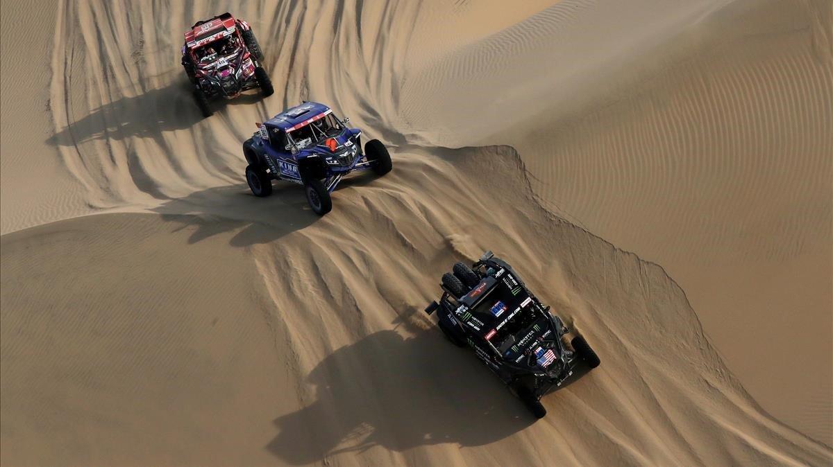 Tres buggies compitiendo en la segunda jornada del Dakar 2019