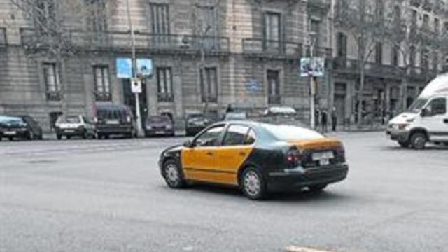 Punto público de recarga eléctrica en el Eixample de Barcelona.