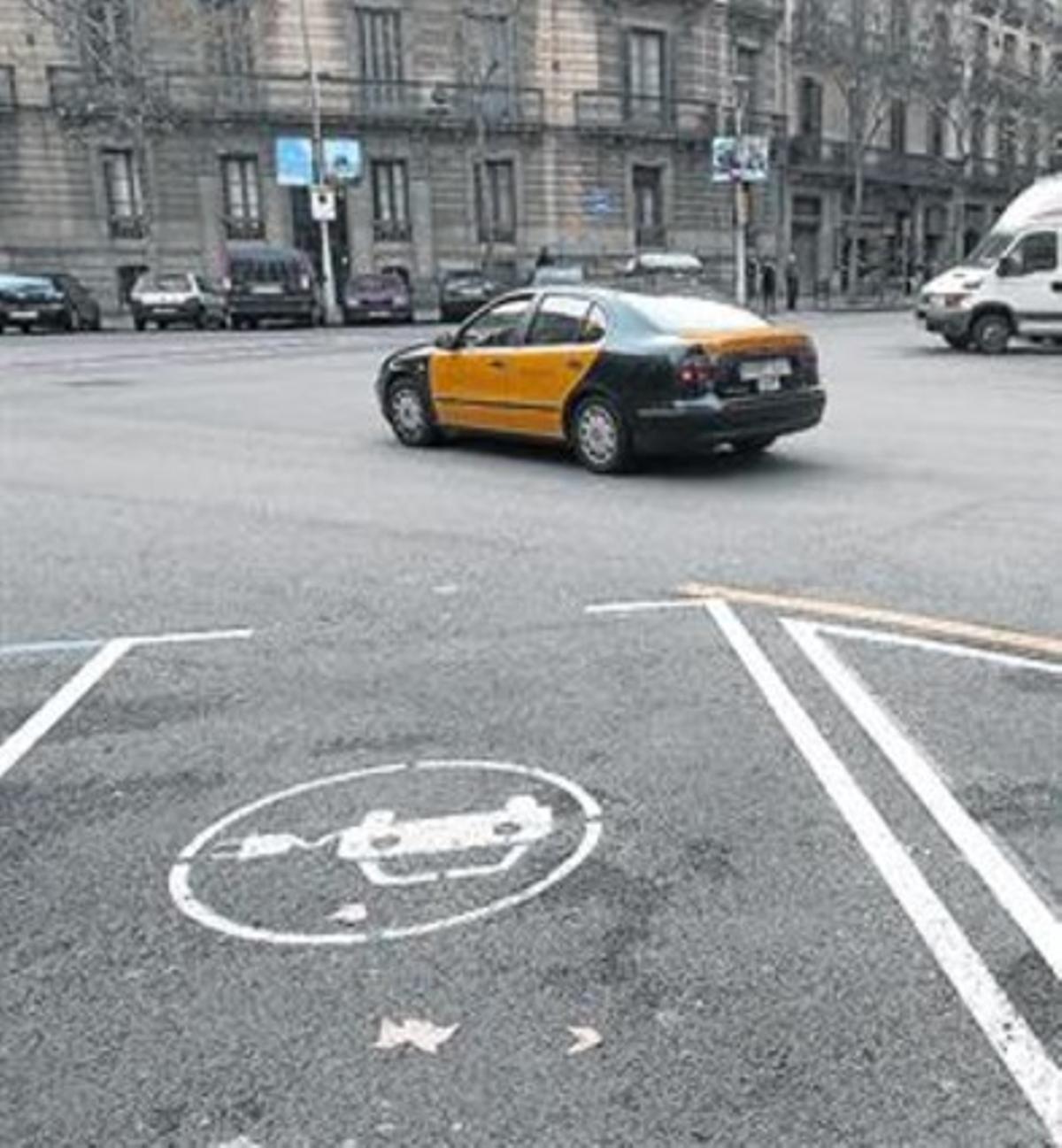 Punt públic de recàrrega elèctrica a l’Eixample de Barcelona. Punt públic de recàrrega elèctrica a l’Eixample de Barcelona.