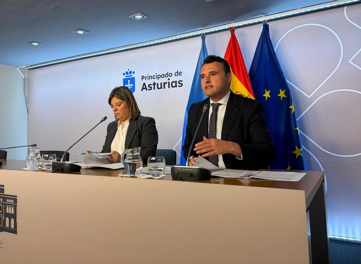 Gimena Llamedo, vicepresidenta del Gobierno, y Guillermo Peláez, consejero y portavoz, en la rueda de prensa posterior al Consejo de Gobierno de esta mañana.