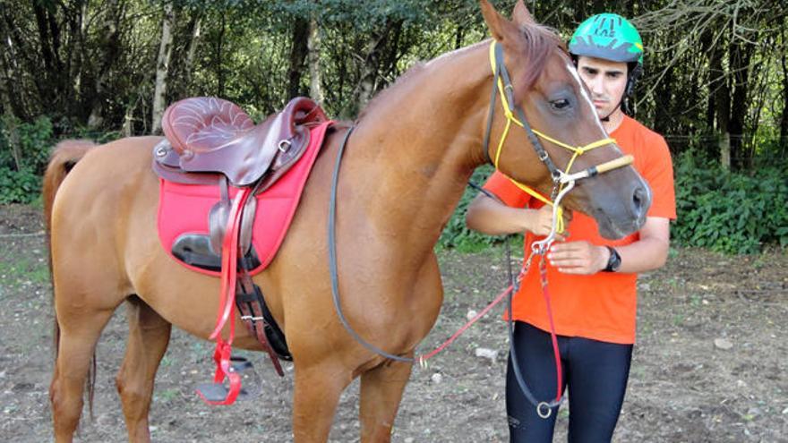 El jinete dezano Roberto Seijas junto a su caballo Tiflis en una imagen anterior. // Bernabé