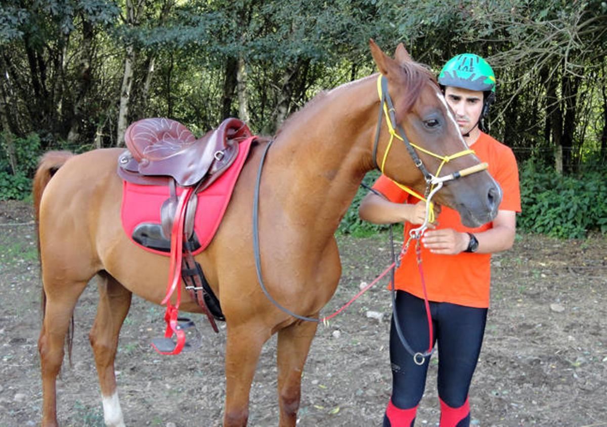 El jinete dezano Roberto Seijas junto a su caballo Tiflis en una imagen anterior. // Bernabé