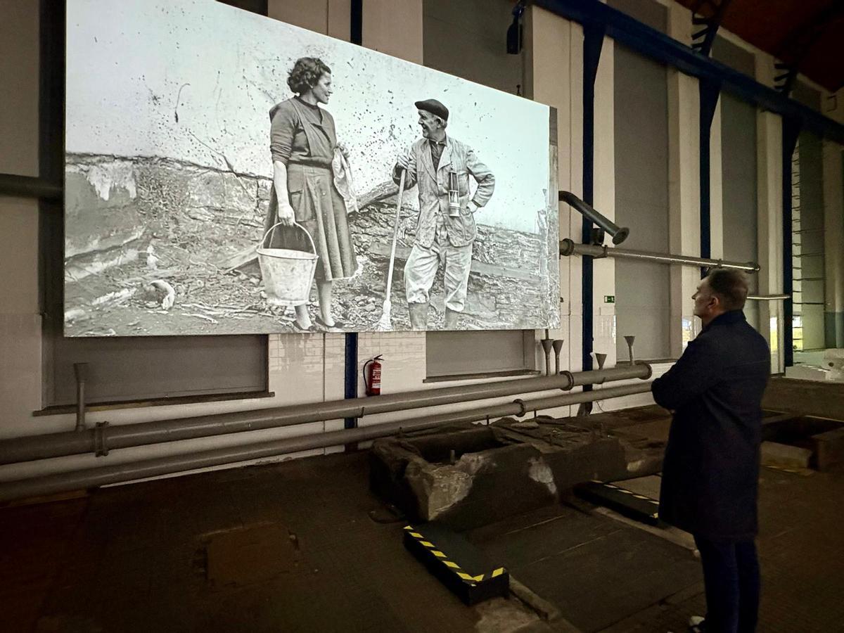 Dionisio González observa la gran pantalla de su exposición "La revuelta y la nieve" en el Pozo Santa Bárbara