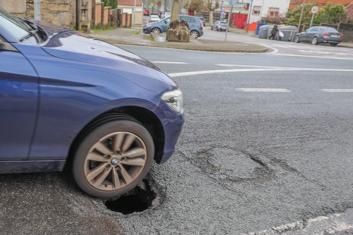 Agujero generado en el firme en Agustín Romero por corrimiento de tierras.