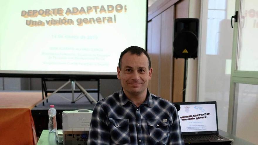 José Alberto Álvarez, antes de la charla ofrecida en Sotrondio.